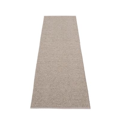 Beiger Svea Kunststoffteppich von Pappelina, 70x240 cm, für Innen und Außen, robust und pflegeleicht.